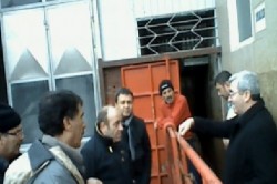 17.12.2013_TR_Cemit_Bursa_Asalet_giving_tips